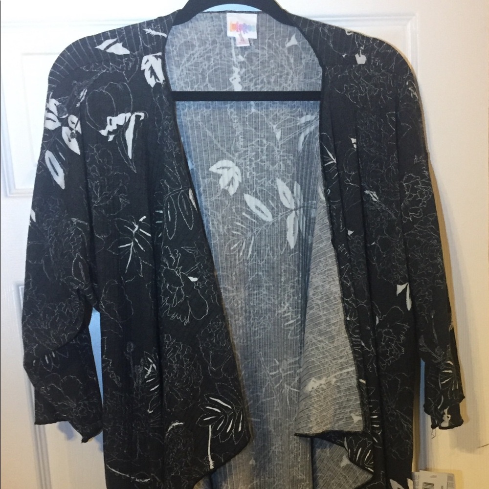 NEW WITH TAGS lularoe Shirley cardigan BW floral M